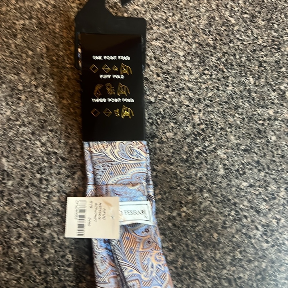 Mario Ferrari Tie, Pocket Square & Lapel Pin - Picture 5 of 5
